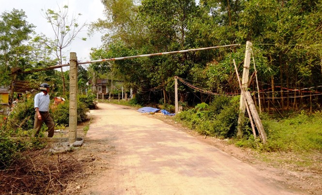 Dân chặn đường xe tải né chốt giao thông, chính quyền bắt dỡ Barie lập tự phát để chặn xe tải ở Lộc Sơn.