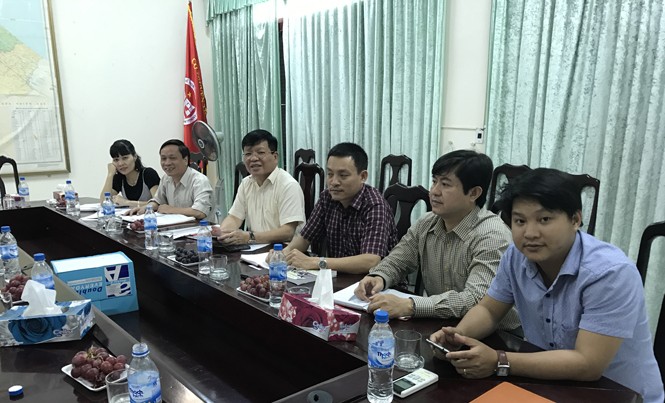 Chủ tịch Quảng Trị nói về “Bất thường… gói thầu gần 300 tỷ” Ông Tâm ngồi thứ 3 từ trái sang và các chuyên viên Dự án làm việc với PV.