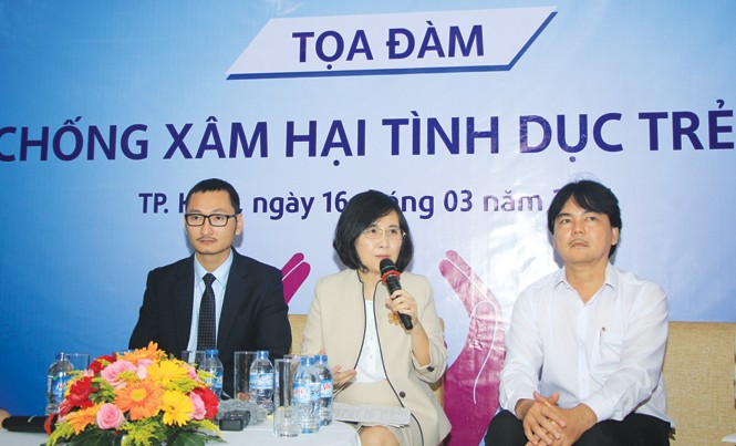 Giúp con tự bảo vệ mình Bác sĩ Hoàng Vũ Quỳnh Trang (giữa) trao đổi tại buổi tọa đàm.