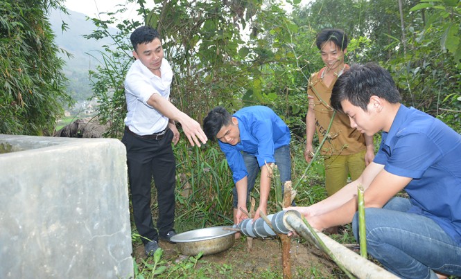 Thầy giáo trẻ lọc nước khe núi cho bản cao Thầy giáo Nguyễn Anh Đức cùng các học trò đang lắp đặt sản phẩm lọc nước khe núi tại nhà anh Phượng Ton Mậy ở huyện Văn Yên, Yên Bái.