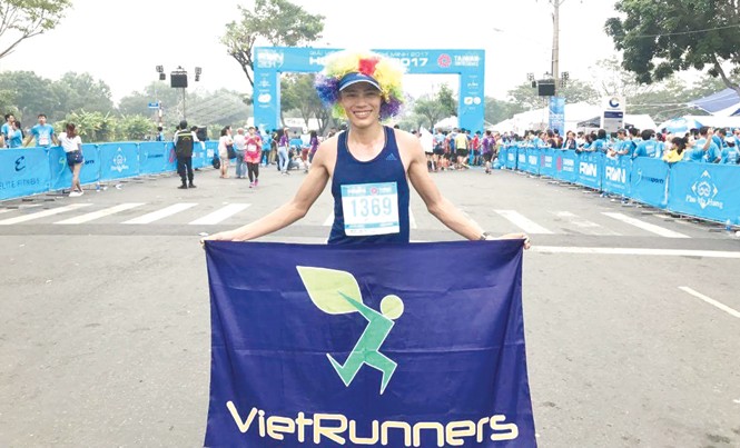Ông “bầu” trẻ & đội marathon đặc biệt Nguyễn Văn Long tại giải Việt dã TPHCM đầu năm 2017. Ảnh: N.L.