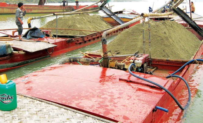 Ai đang thực sự thao túng lợi ích từ cát? Xà lan của “cát tặc” bị công an tỉnh Hà Tĩnh thu giữ. Ảnh: Hồng Vĩnh.