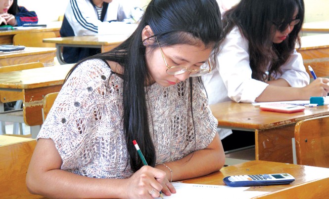 Khảo sát học sinh lớp 12 của Hà Nội: Rất ít học sinh làm hết đề Toán Thí sinh tại điểm thi THPT Việt Đức trong buổi thi môn toán. Ảnh: Nghiêm Huê.