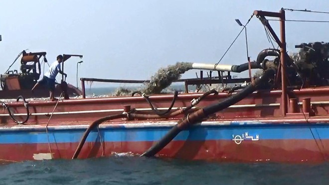 “Moi trộm” 1 triệu m3 cát Cửa Đại? Tàu hút cát tại Cửa Đại. Ảnh: N.T.