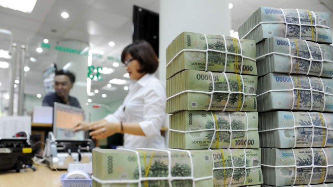 Lãi suất huy động sẽ tăng? Lãi suất huy động vốn ở một số ngân hàng đang tăng. Ảnh: Hồng Vĩnh.