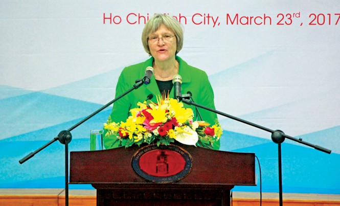 Harvard muốn thêm nhiều sinh viên Việt theo học Giáo sư Drew Gilpin Faust, Hiệu trưởng đại học Harvard thuyết trình về chủ đề Nội chiến Mỹ trước khoảng 1.000 sinh viên ĐH KHXH&NV TPHCM.
