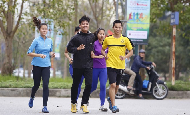 Việt dã toàn quốc: Ninh Bình chốt công tác chuẩn bị Các VĐV Bình Định tập luyện trên đường chạy chuẩn bị cho cuộc đua vào sáng 26/3. Ảnh: Như Ý.