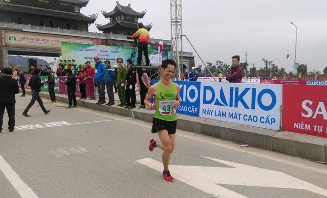 Chuyện lạ ở Việt dã: “Chạy” xuyên đêm dự giải vẫn vô địch Cao Ngọc Hà trên đường chạy marathon ở Ninh Bình sáng 26/3. Ảnh: Đ.N.H.A.