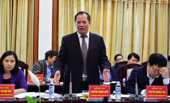 Bí thư Hải Dương: Tỉnh nào khéo thì xin được nhiều biên chế Bí thư Tỉnh ủy Hải Dương Nguyễn Mạnh Hiển trao đổi với đoàn giám sát. Ảnh: LD.