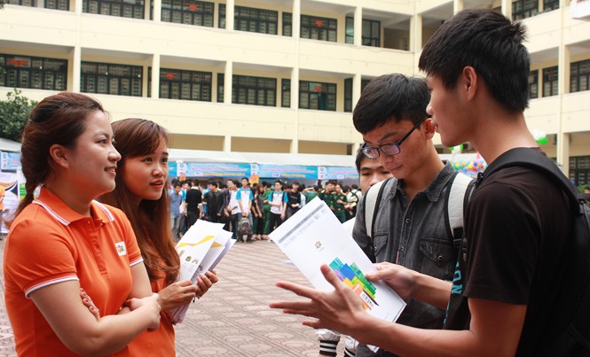 4.000 sinh viên dự ngày hội việc làm ở trường lính Nhân viên Công ty CP Viễn thông FPT đang hướng dẫn các bạn sinh viên làm hồ sơ tuyển dụng với 5 vị trí: Hỗ trợ kỹ thuật, Kỹ thuật viên viễn thông, Thực tập sinh mạng ngoại vi, Kỹ sư hạ tầng viễn thông, Kỹ sư nghiên cứu phát triển mạng.