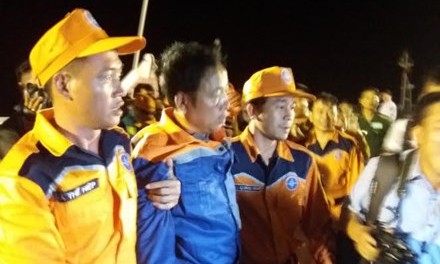 Thủ tướng yêu cầu khẩn cấp tìm kiếm thuyền viên mất tích Một trong 2 thuyền viên được cứu sống cập bờ lúc 21 giờ
ngày 28/3. Ảnh: Mạnh Thắng.