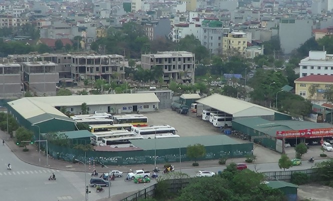 Chủ cây xăng lậu ''ẩn mình chờ cháy” không hợp tác với chính quyền Toàn cảnh bãi đỗ xe của Cty Hải Vân. Ảnh: Tuấn Nguyễn.