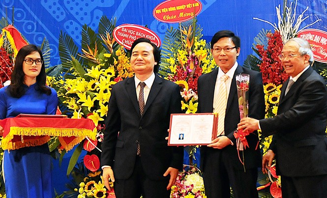 Dự thảo tiêu chuẩn chức danh GS, PGS: Khoa học xã hội, không vội được đâu Với dự thảo quy định tiêu chuẩn, thủ tục bổ nhiệm, miễn nhiệm chức danh GS, PGS, Viện Toán học đề nghị cần bỏ một số tiêu chuẩn không phù hợp với thông lệ quốc tế.