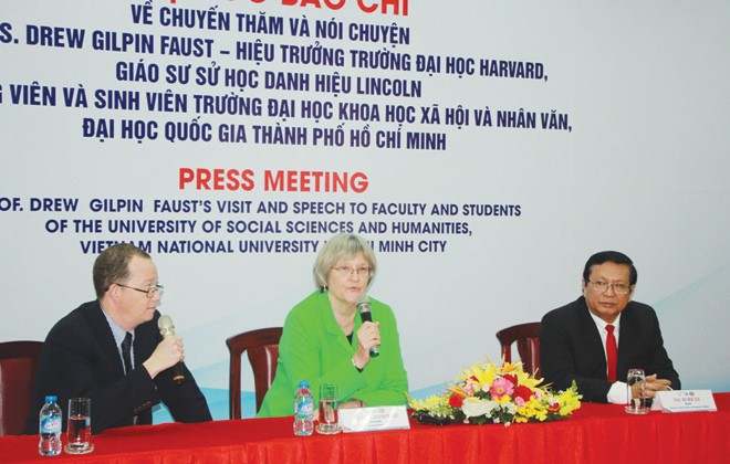Hiệu trưởng Harvard nói về cuộc chiến tại Việt Nam Giáo sư Drew Gilpin Faust, Hiệu trưởng Ðại học Harvard trao đổi với báo chí.