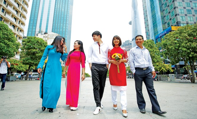 Thế hệ 30/4, trách nhiệm và tự hào Các thành viên CLB những người sinh ngày 30/4 trên đường phố TPHCM trong những ngày tháng Tư lịch sử 2017. Ảnh: Cổ Liêm.