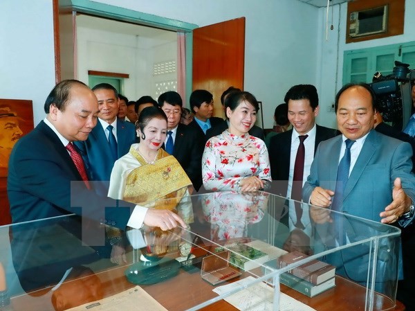 Thủ tướng Nguyễn Xuân Phúc thăm các cựu lãnh đạo Lào Thủ tướng Nguyễn Xuân Phúc đến thăm Nhà lưu niệm cố Chủ tịch Souphanouvong và gặp gỡ gia đình cố Chủ tịch. (Ảnh: Thống Nhất/TTXVN)