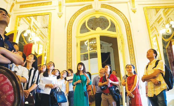 Khảo sát tour Nhà hát Lớn: Chưa nên kỳ vọng quá Khách mua tour Nhà hát Lớn được chiêm ngưỡng và giới thiệu kỹ lưỡng hơn về giá trị lịch sử, nghệ thuật và kiến trúc của công trình trăm tuổi này. Ảnh: Nguyên Khánh.