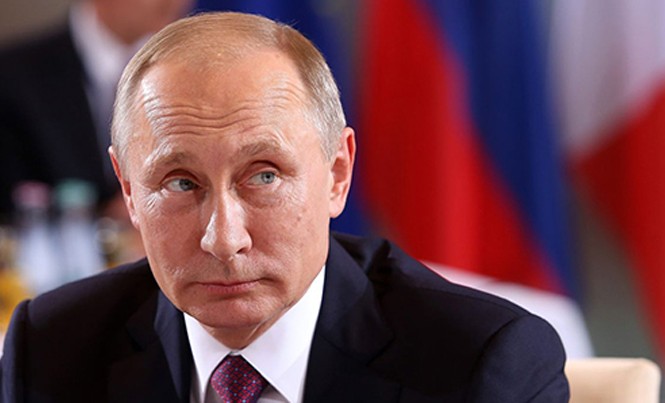 Ông Putin từng bị gãy xương bả vai khi đá bóng Tổng thống Putin vui vẻ trò chuyện về bóng đá. Ảnh minh họa.