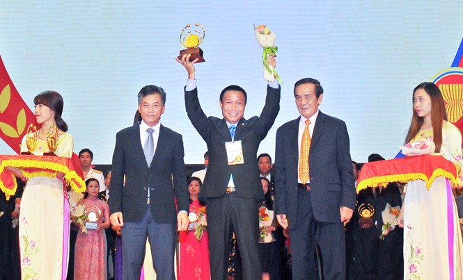 Khách hàng vỡ nợ, lo trả lãi ngày Ông Lê Văn Quang (đứng giữa), Phó Giám đốc Cty Nhượng quyền Thương mại Thăng Long, vừa bị bắt về hành vi lừa đảo.