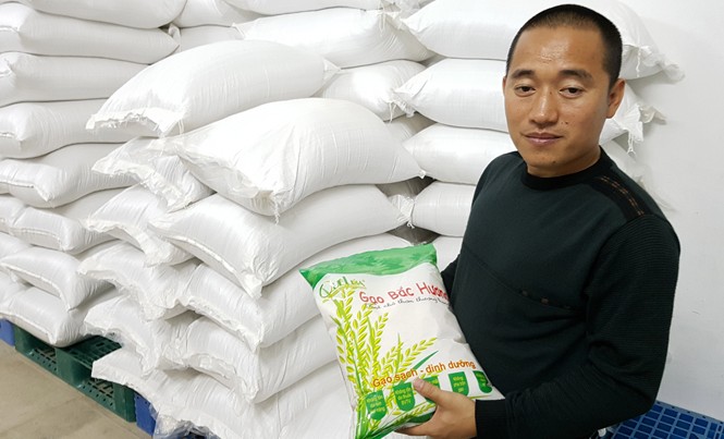 Chàng kỹ sư về quê làm nông dân Không chỉ thuê đất trồng lúa, anh Phạm Ngọc Hưng còn bao tiêu sản phẩm gạo cho nhiều HTX ở Thái Bình.