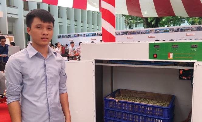 Quy trình làm giá đỗ của sinh viên khiến vạn người nể phục Nguyễn Phúc Bình và máy làm giá đỗ.