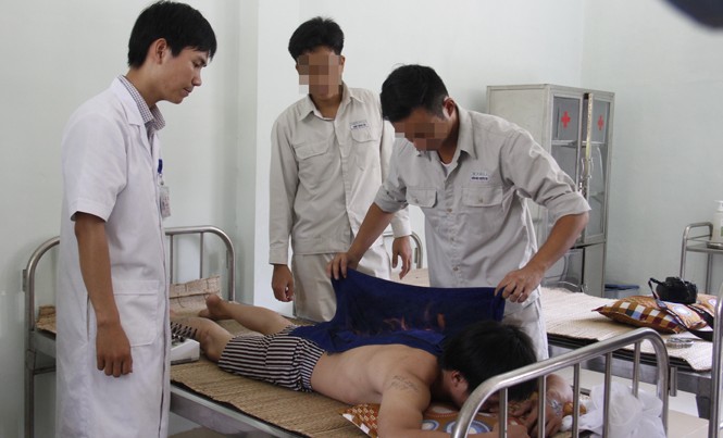 Chữa nghiện cho nhau Các học viên cai nghiện tiến hành hỏa long cứu trước sự giám sát của bác sĩ. Ảnh: Thanh Trần.