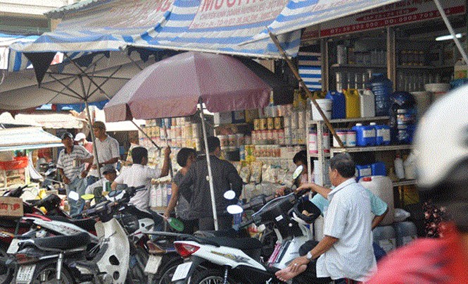 Giữa năm 2018 mới xóa chợ “thần chết” Kim Biên Chợ Kim Biên luôn nhộn nhịp hoạt động mua bán hoá chất.