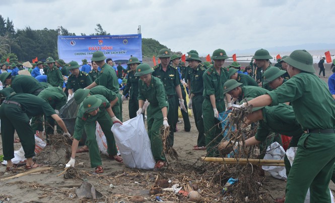 Lính biên phòng chung tay làm sạch biển Tuổi trẻ BĐBP Hải Phòng tham gia chiến dịch “Hãy làm sạch biển”.