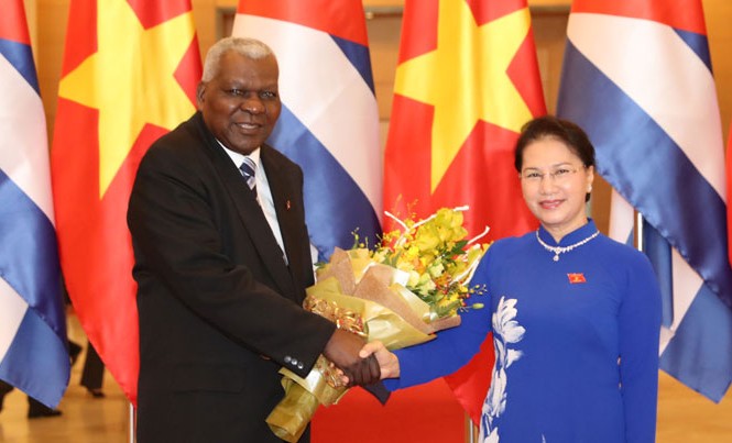 Bước phát triển mới trong quan hệ Việt Nam-Cuba Chủ tịch Quốc hội Nguyễn Thị Kim Ngân và Chủ tịch Quốc hội Cuba Esteban Lazo Hernandez. Ảnh: TTXVN.