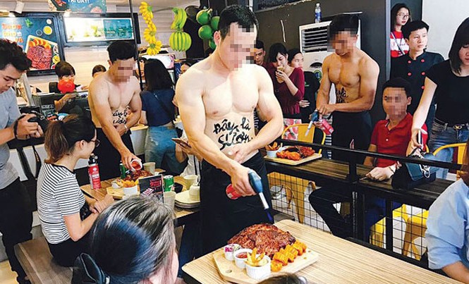 Xôn xao quảng cáo bằng thân thể Sở VH&TT Hà Nội kiểm tra và xem xét hành vi thuê nhân viên nam cởi trần phục vụ khách.