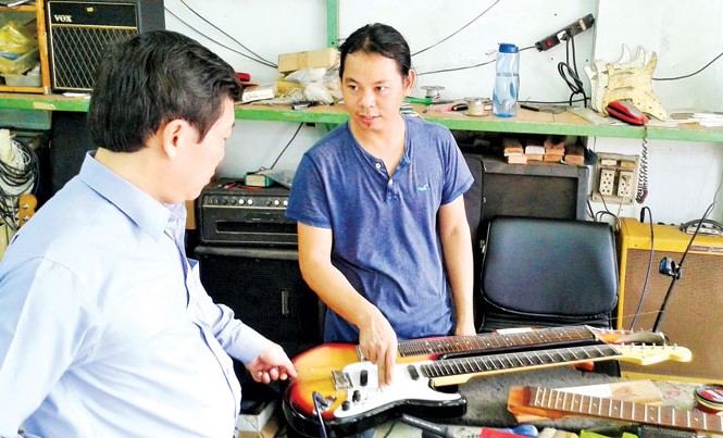 Đàn ghi ta cổ quái “made in” Việt Nam Nghiên cứu chế tạo những cây đàn “độc”.