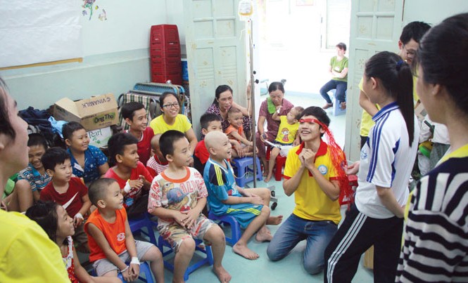 Mang nụ cười đến bệnh nhi ung thư Buổi học rộn rã tiếng cười của bệnh nhi ung thư. Ảnh: N.T.