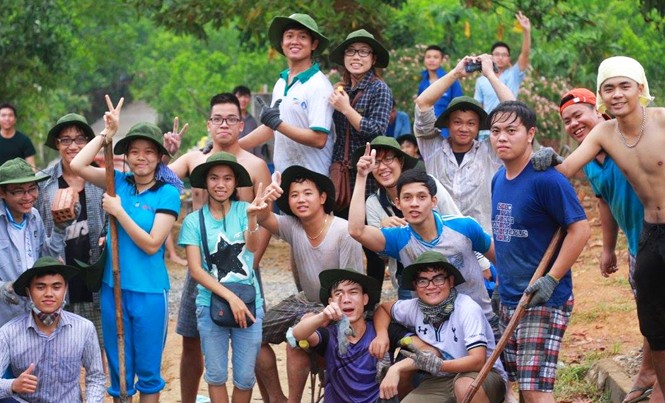 Tìm lại nụ cười cho Hạnh Hạnh (chống cán xẻng bên trái) luôn hòa đồng cùng các bạn.