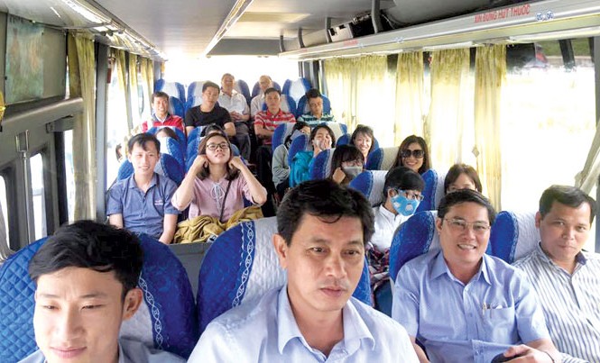 Hơn 4 vạn giảng viên lên đường coi thi Cán bộ giảng viên trường ĐH Nông Lâm TPHCM di chuyển xuống Long An coi thi. Ảnh: Nguyễn Dũng.