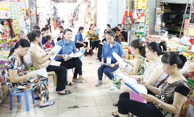 Dạy ngoại ngữ cho tiểu thương, lái xe Các tình nguyện viên dạy ngoại ngữ cho các tiểu thương ngay tại chợ ở Quảng Ninh. Ảnh: T.T.