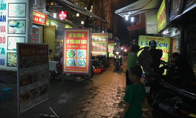 Phố ẩm thực Hà Nội làm gì để hút khách? Phố ẩm thực Tống Duy Tân- Cấm Chỉ biển quảng cáo chiếm lòng đường.