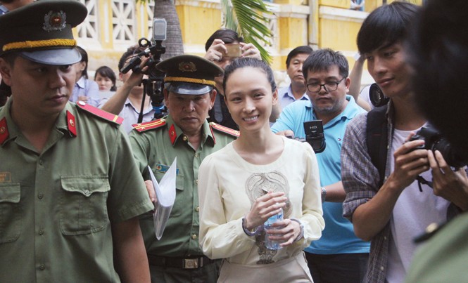Xét xử hoa hậu Phương Nga: Nhân chứng “bí ẩn” nói gì? Hoa hậu Phương Nga tươi tỉnh khi kết thúc phiên tòa chiều ngày 27/6.