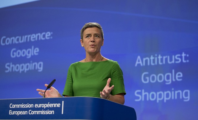 Google đối mặt với án phạt 2,7 tỷ USD Giám đốc cạnh tranh EU Margrethe Vestager cho rằng, Google đã vi phạm quy tắc chống độc quyền của EU.