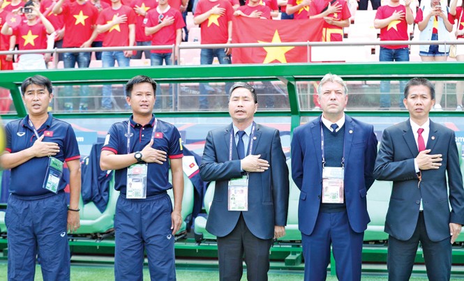 Vì sao HLV Hoàng Anh Tuấn không dự SEA Games 29? HLV Hoàng Anh Tuấn (bìa phải) không làm trợ lý cho HLV Hữu Thắng được cho là do sự khác biệt về triết lý bóng đá. Ảnh: VSI.