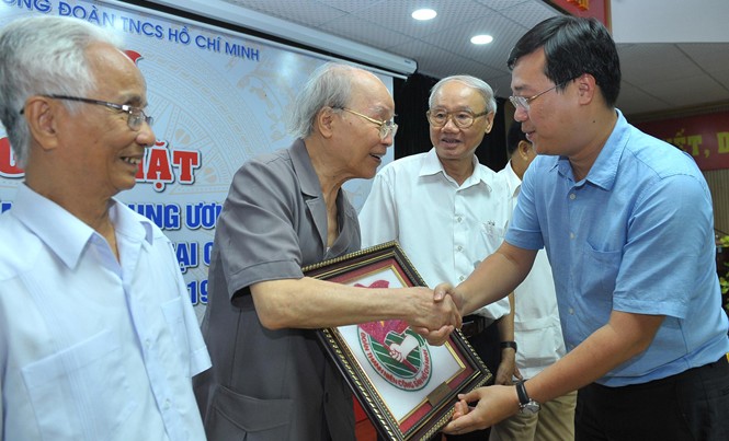 Phát huy tinh thần dấn thân, vượt khó trong cán bộ Đoàn Bí thư thứ nhất T.Ư Đoàn tặng quà lưu niệm cho các cựu chuyên gia T.Ư Đoàn làm nhiệm vụ tại Campuchia giai đoạn 1979-1989, chiều 29/6. Ảnh: Xuân Tùng.