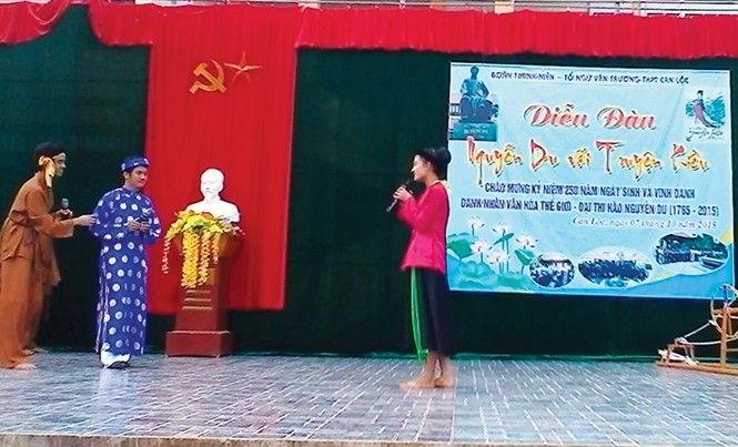 Dùng mạng xã hội giúp ĐVTN tiếp cận các di sản Tiết mục Ví phường vải tại diễn đàn “Nguyễn Du với Truyện Kiều”.