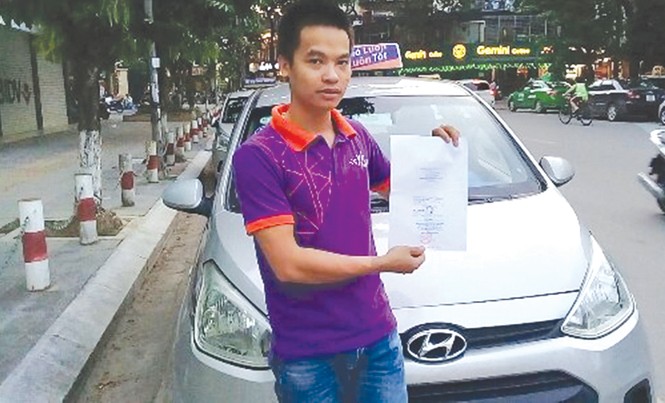 Xử phạt lái xe không mang giấy tờ gốc: Bộ ngành lúng túng, người dân lãnh đủ Một tài xế cho biết, các hãng taxi cũng chỉ cho nhân viên giữ giấy tờ bản sao.