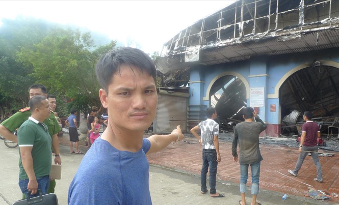 Cháy chợ cửa khẩu Tân Thanh: Nhiều tiểu thương trắng tay Anh Khoát rơi vào cảnh trắng tay khi các ki- ốt bị cháy. Ảnh: Duy Chiến.