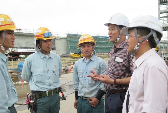 Lao động trẻ Việt Nam đóng góp đáng ghi nhận tại Nhật Bản Kỹ sư Nhật Bản làm việc cùng công nhân trẻ Việt Nam với sự chứng kiến của Nhà báo