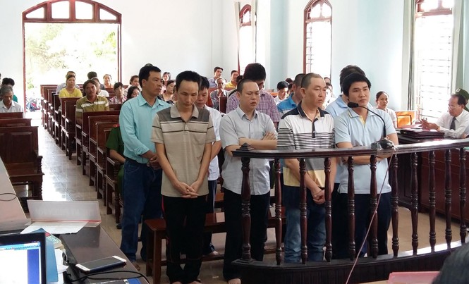 Mở tài khoản để nhận tiền hối lộ Các bị cáo chờ tuyên án. Ảnh: Kim Hà.