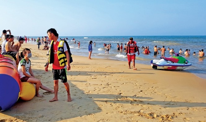 Du lịch hồi sinh nơi 'biển chết' Du khách đổ về Quảng Bình tắm biển. Ảnh: Hoàng Nam.