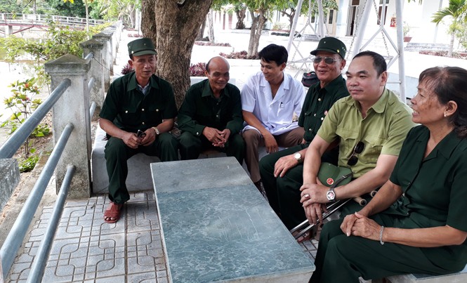 Gia đình thứ hai Cán bộ cùng thương bệnh binh trò chuyện ở trung tâm. Ảnh: Hoàng Lam.
