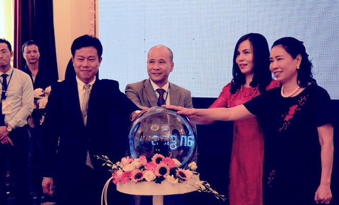 Khám phá Nhà hát Lớn Hà Nội bằng điện thoại Phần mềm Tham quan ảo Nhà hát Lớn Hà Nội chính thức vận hành sáng 12/7. Ảnh: N.M.Hà.