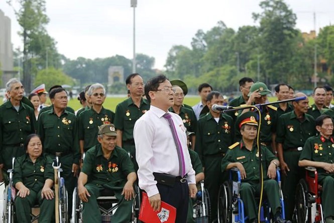 Gặp nhau giữa Ba Đình lịch sử Ảnh: Như Ý
