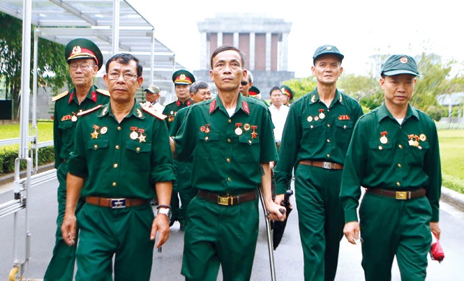 70 năm Ngày Thương binh Liệt sĩ: Bừng lên ánh lửa trái tim 105 thương binh, bệnh binh, bác sĩ, điều dưỡng viên đại diện cho 9 Trung tâm điều dưỡng Thương binh phía Bắc vào Lăng viếng Bác sáng ngày 13/7 Ảnh: Như Ý.